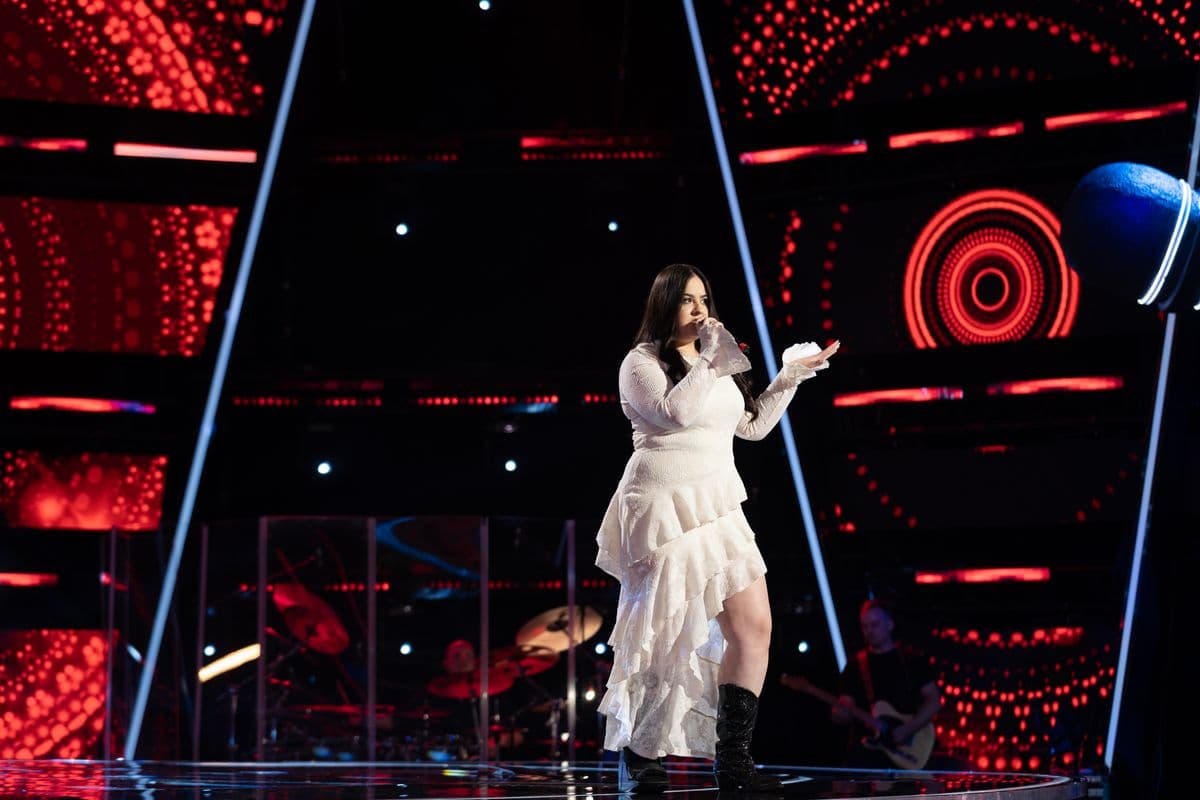 Alina „Divina” Nădrag a făcut senzație pe scena Vocea României 2026! Tânăra a interpretat cea mai virală melodie de pe TikTok: „Where is my husband”, în combinație cu clasica „Până când nu te iubeam” a Mariei Tănase. Rezultatul a fost uimitor! | PRO TV